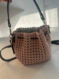 BLOCK36:BORSA A SECCHIELLO DI COLORE ROSA ANTICO REALIZZATA CON UNA TRAMA INTRECCIATA