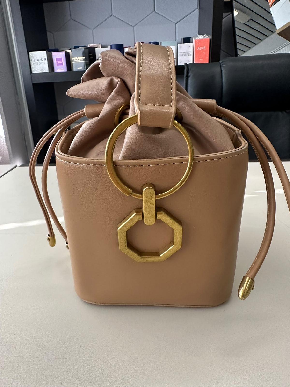 BLOCK36:BORSA A SECCHIELLO IN COLOR CAMMELLO CON DETT:ORO