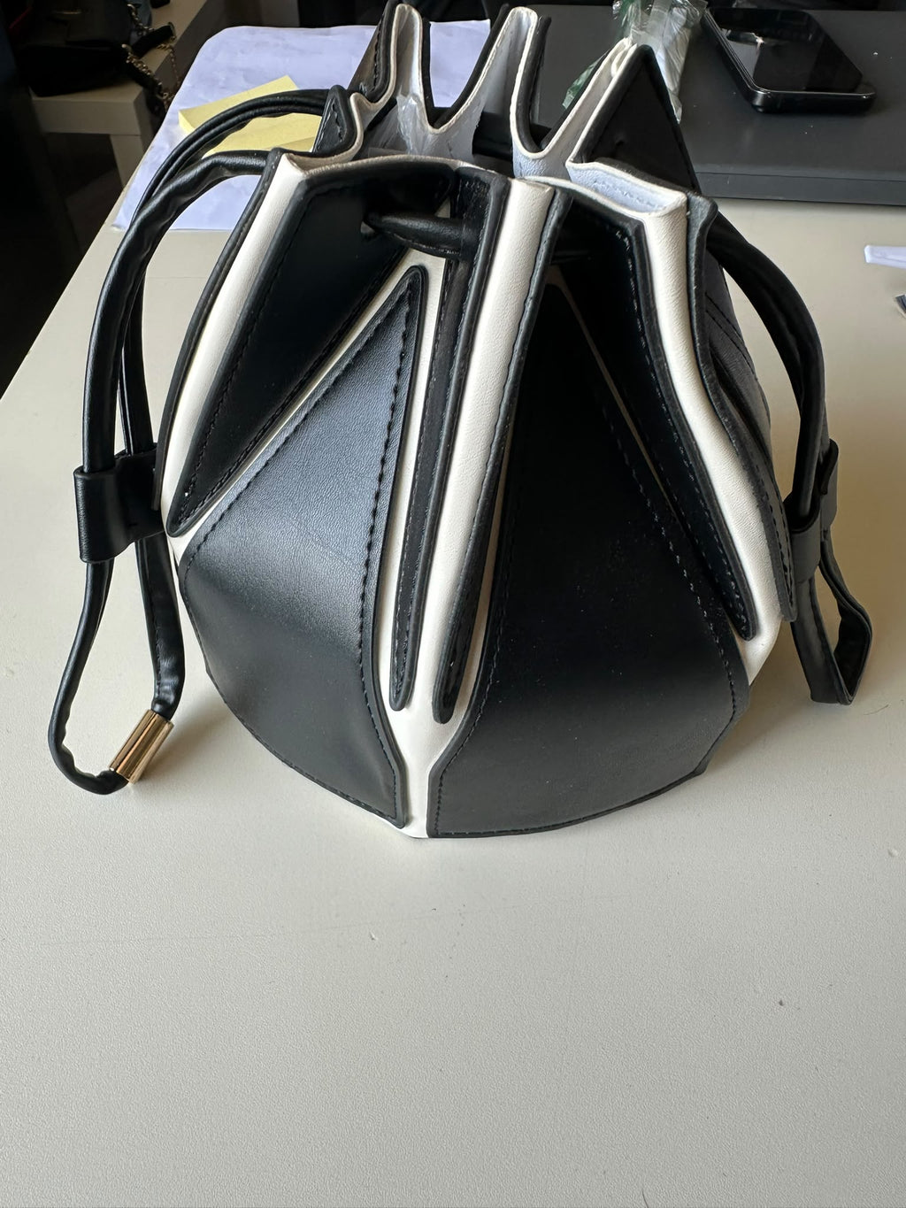 BLOCK36:BORSA A SECCHIELLO NERA CON INSERTI BIANCHI IN ECOPELLE