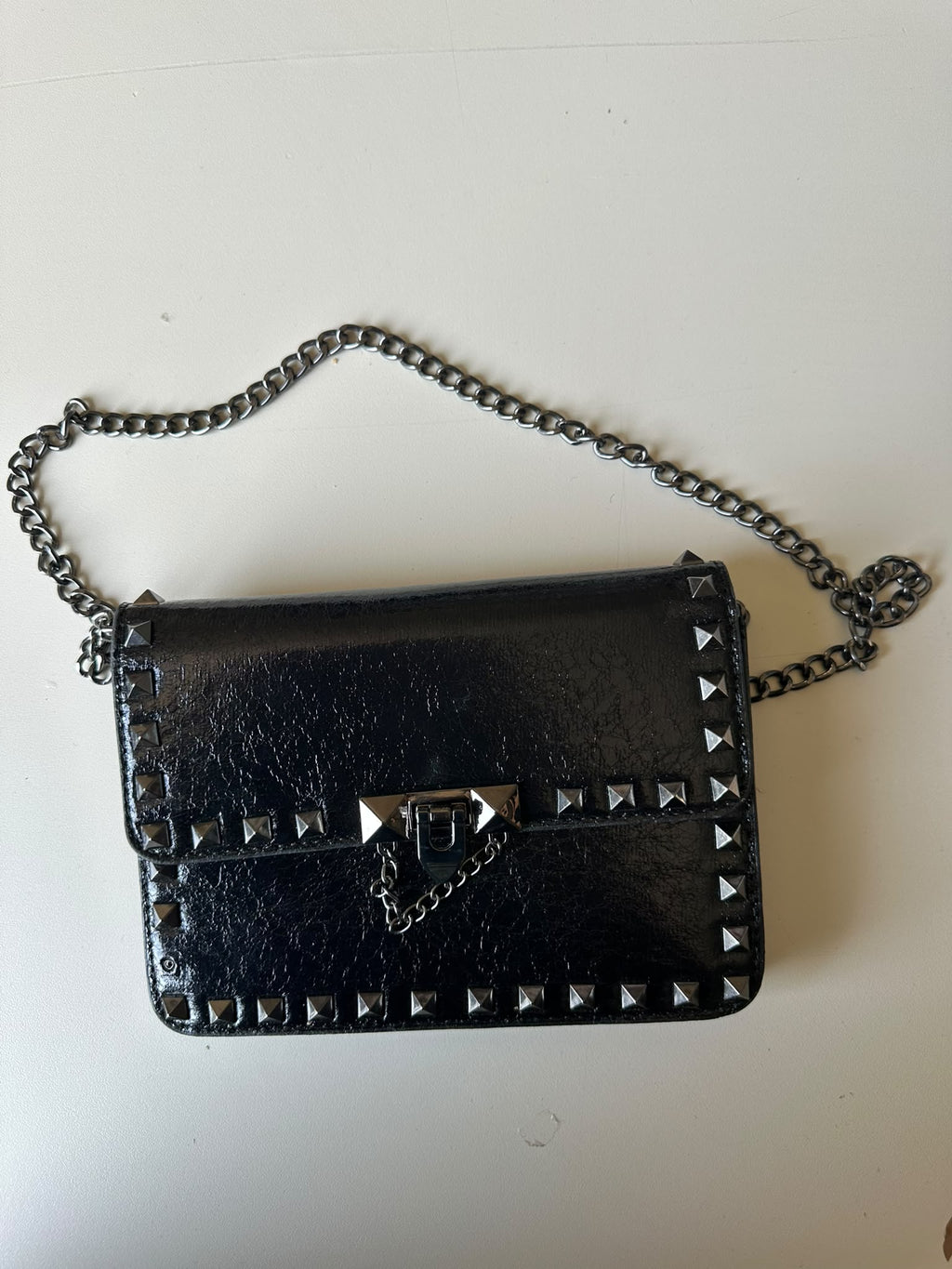 BLOCK36:BORSA NERA CON BORCHIE A TRACOLLA