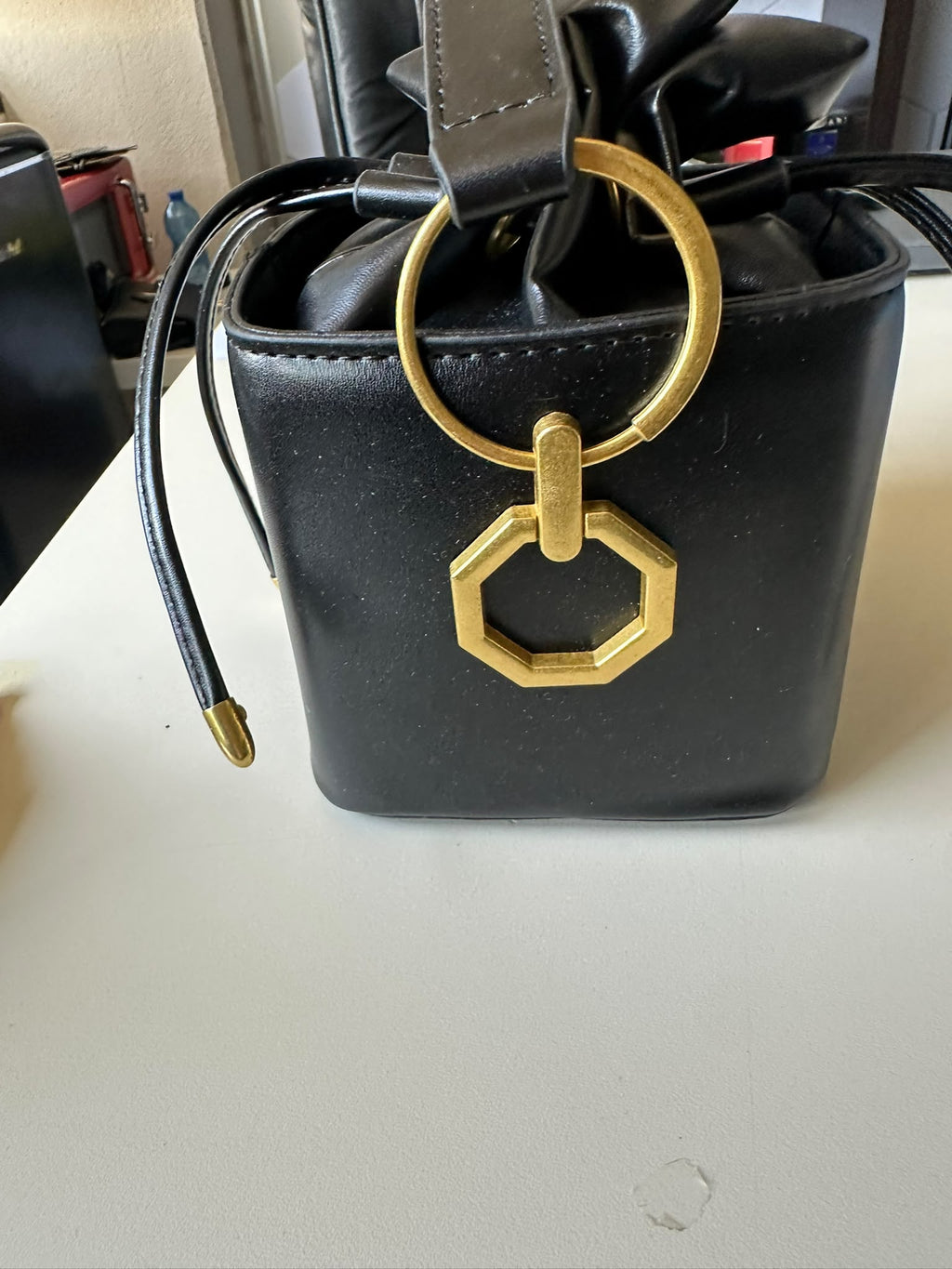 BLOCK36:BORSA A SECCHIELLO NERA IN PELLE CON DETTAGLI DORATI