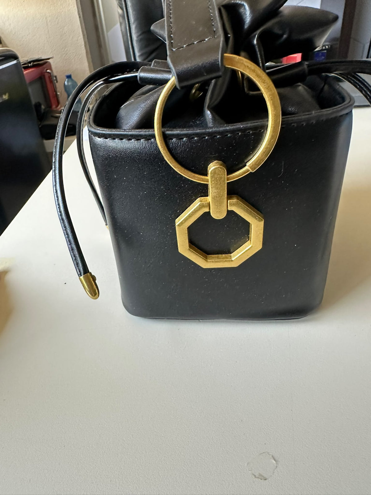 BLOCK36:BORSA A SECCHIELLO NERA IN PELLE CON DETTAGLI DORATI