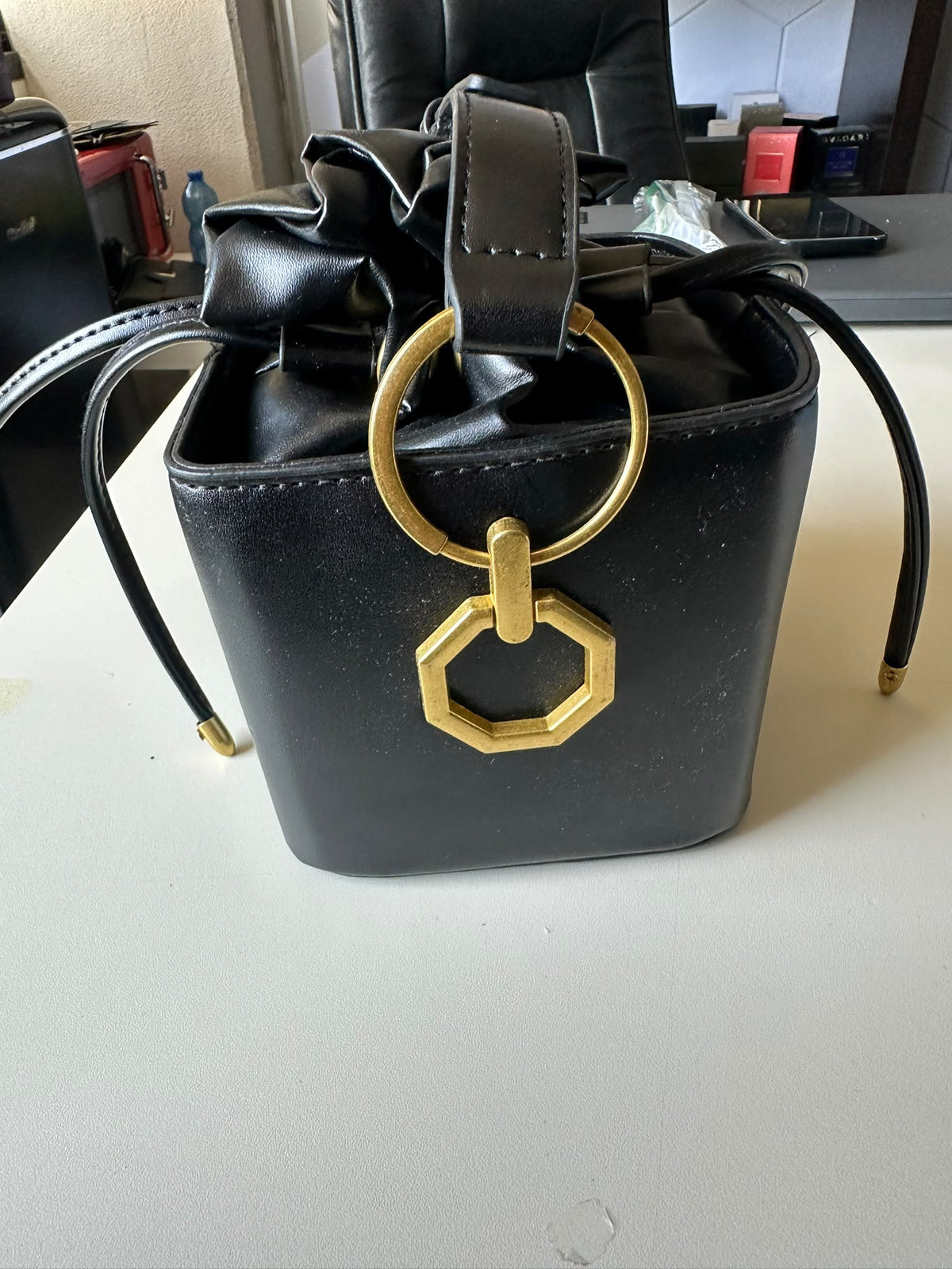 BLOCK36:BORSA A SECCHIELLO NERA IN PELLE CON DETTAGLI DORATI