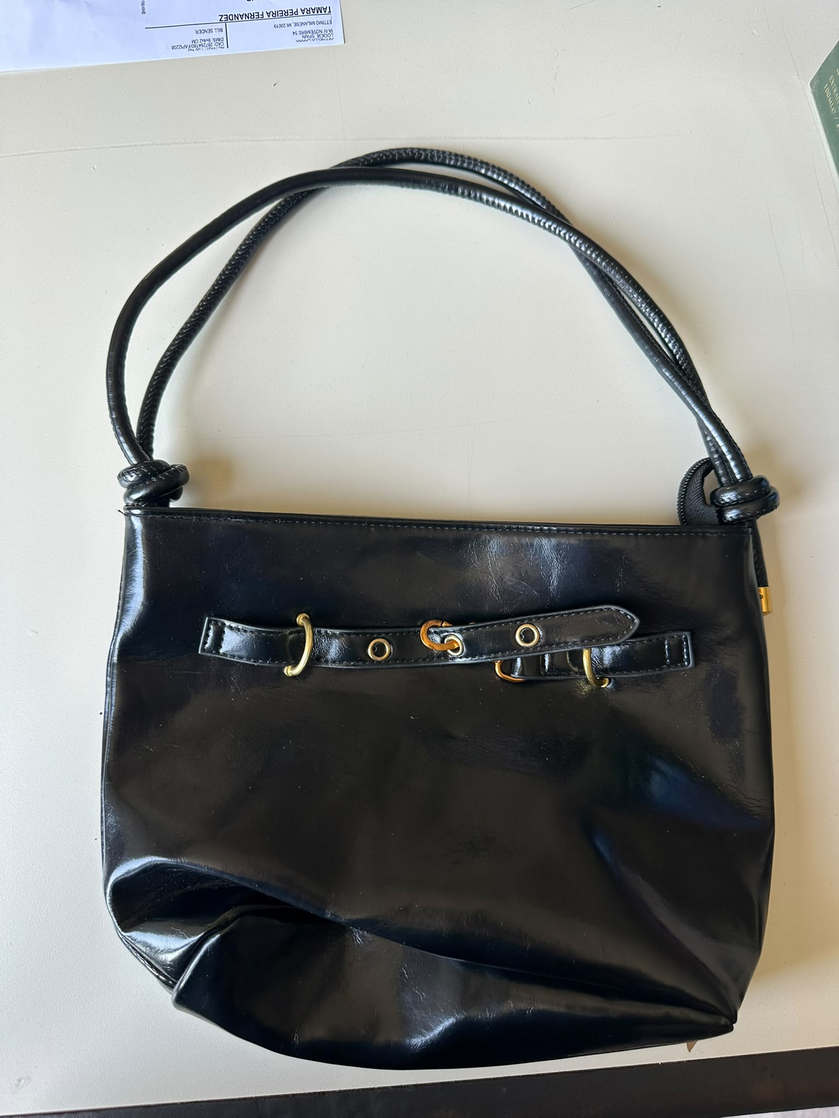 BLOCK36:BORSA NERA  IN ECOPELLE LUCIDA CON DETTAGLI DORATI