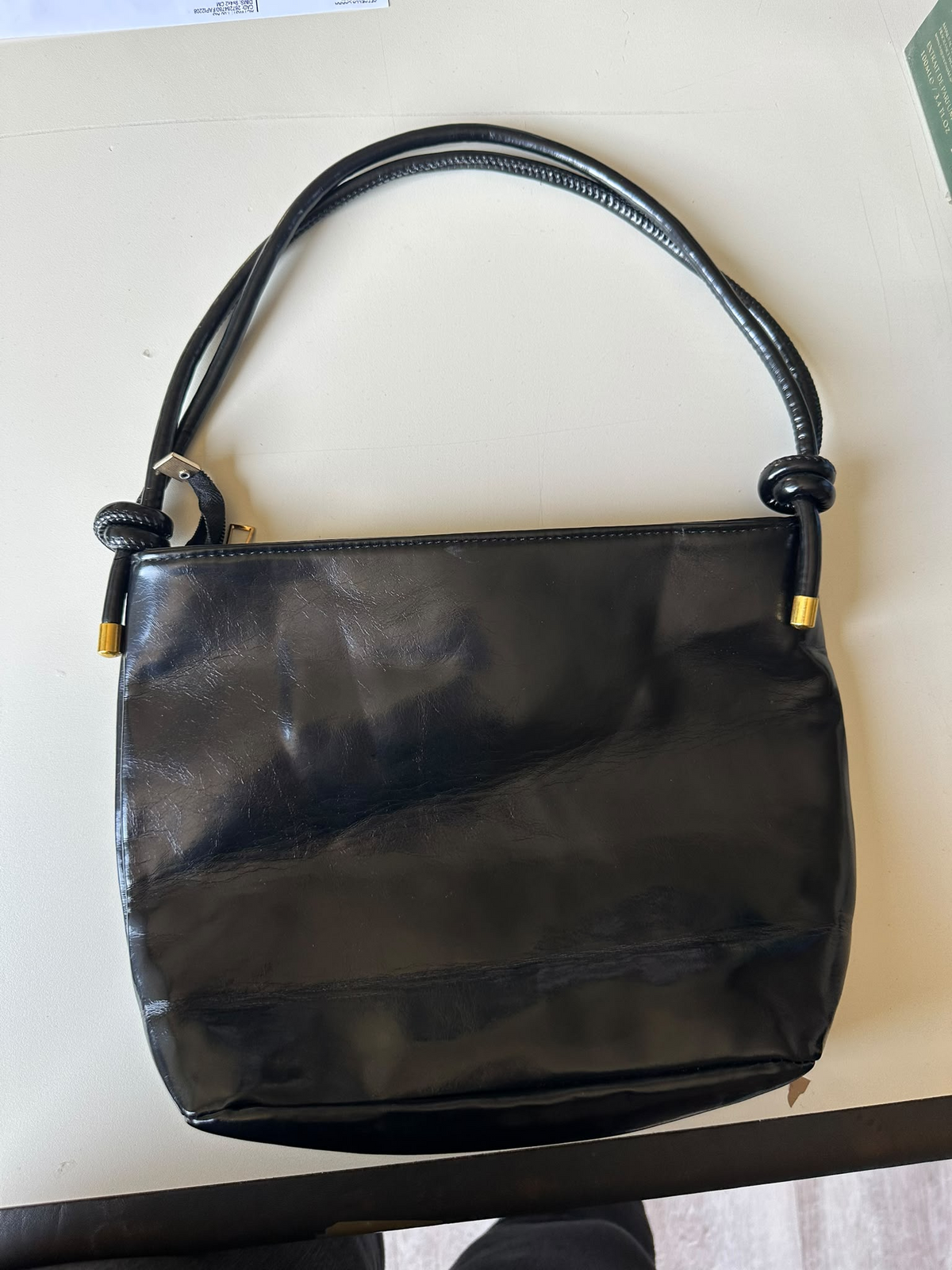 BLOCK36:BORSA NERA  IN ECOPELLE LUCIDA CON DETTAGLI DORATI