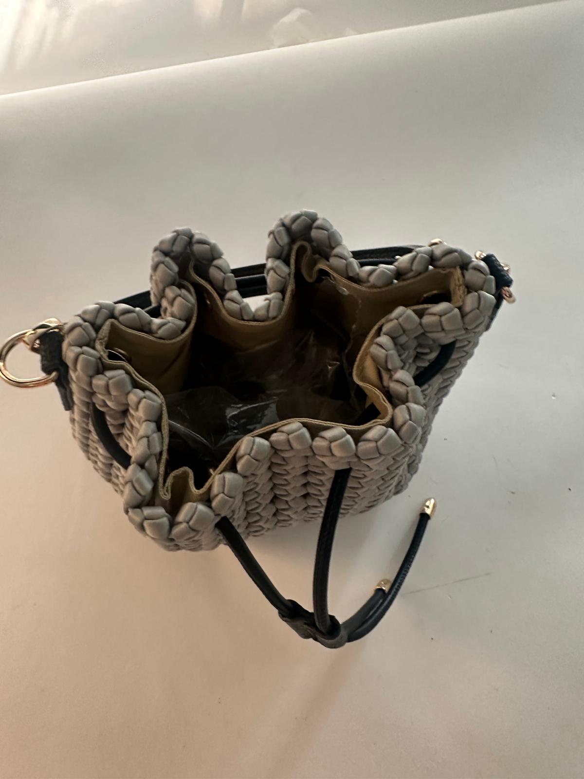 BLOCK36:BORSA A SECCHIELLO DI COLORE GRIGIO TORTORA REALIZZATA CON TRAMA INTRECCIATA