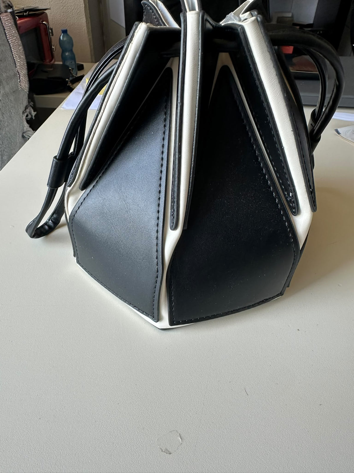 BLOCK36:BORSA A SECCHIELLO NERA CON INSERTI BIANCHI IN ECOPELLE